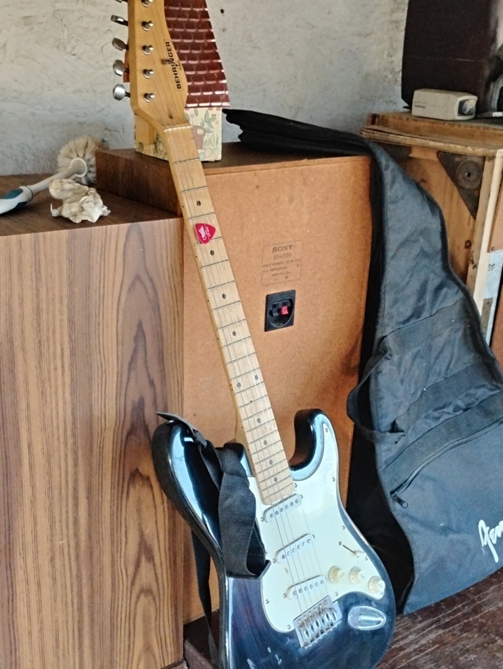 Behringer Electric Quitar with Strap Picks &New Strings